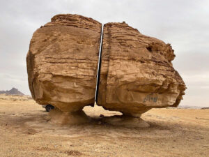 Al-Naslaa: The Desert Rock Split So Perfectly That People Refuse to Believe Nature Did It 9 2aOboQdtnsuKGBAb0mMNCPJSMFEAHNp8b4bAvoES 1