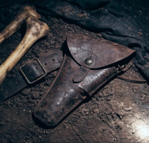 The Saloon Under the Sand: A Nevada Windstorm Uncovered a Buried 1900s Bar — and the Trapdoor Behind It Exposed a Crime Hidden for Over a Century 18 2aoboqdzbfeky99hzigdryqrsstgzhxhdjulexiu7