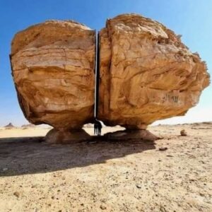 Al-Naslaa: The Desert Rock Split So Perfectly That People Refuse to Believe Nature Did It 68 724252581 1361440599198441 6797827666275989836 n